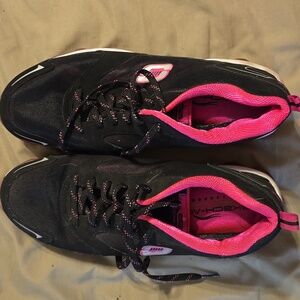 11 Skech-air black and pink tennis shoes